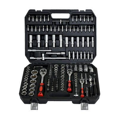 Toolbox with socket and ratchet